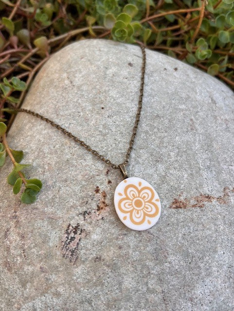 The Corelle Daisy Necklace